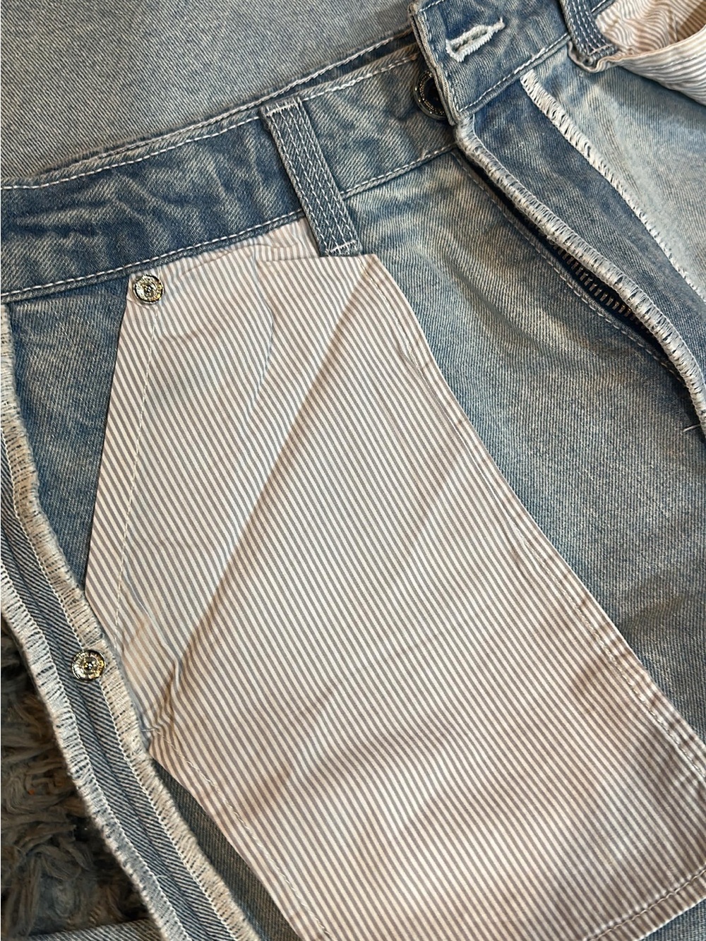 Maniere De Voir Light Wash Patchwork Denim Jeans with Contrast Pockets - Picture 8 of 10